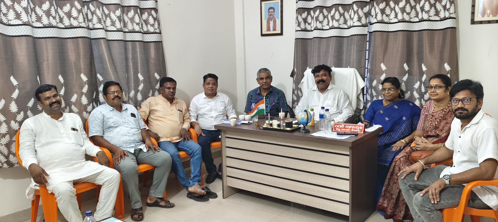 ତ୍ରିରଙ୍ଗା ଶୋଭାଯାତ୍ରା ପାଇଁ  ପ୍ରସ୍ତୁତି।  ବିଭିନ୍ନ  କାର୍ଯ୍ୟକ୍ରମ  ପାଇଁ ଦାଇତ୍ବ  ବଣ୍ଟନ।