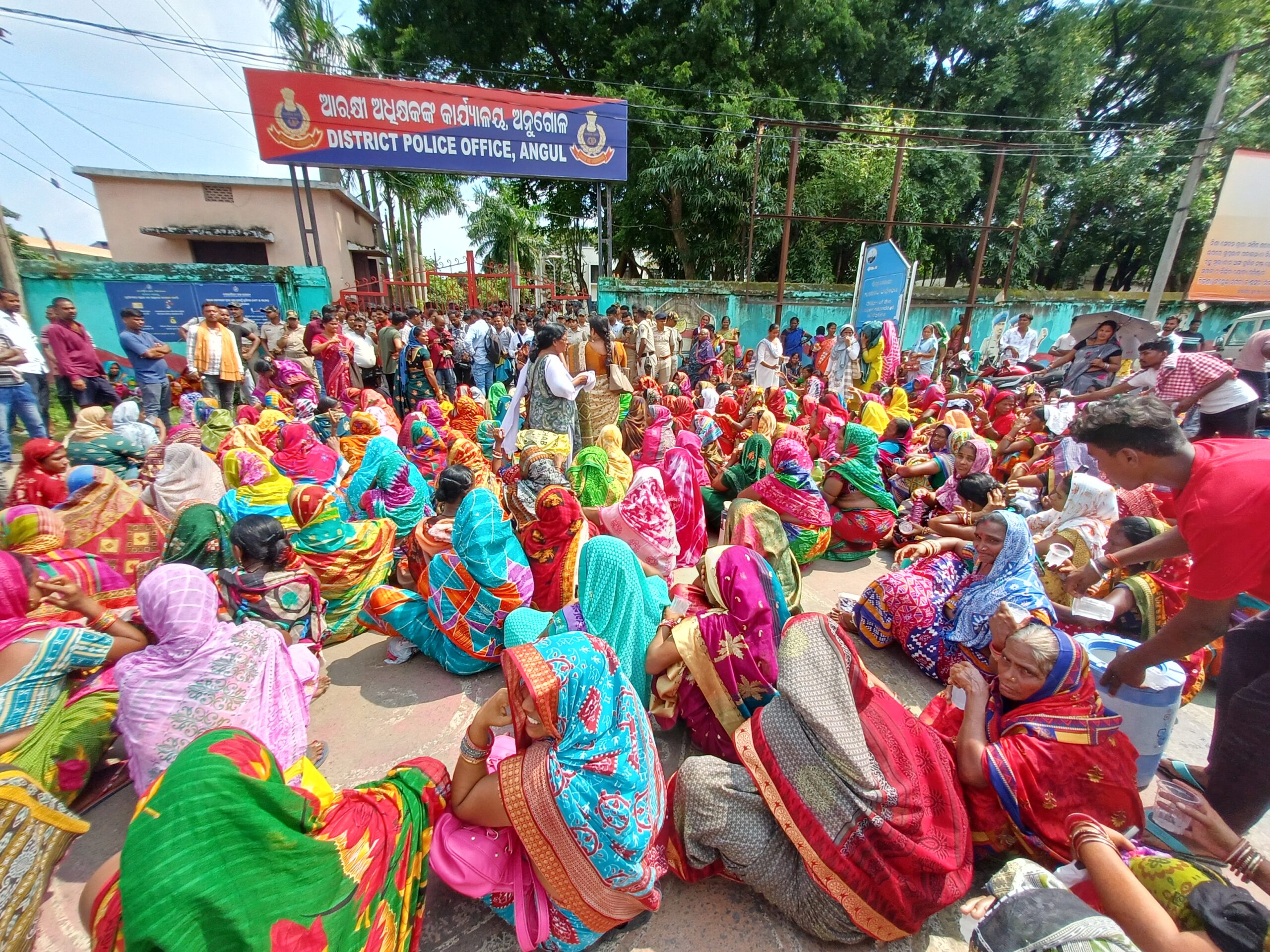 ହତ୍ୟାକାରୀଙ୍କୁ ଗିରଫ ଦାବିରେ ଆନେ୍ଦାଳନ । ମହିଳାମାନଙ୍କ ଉପରେ ପୋଲିସର ବର୍ବର ଓ ଅମାନବୀୟ ଦମନଲୀଳାକୁ ତୀବ୍ର ନିନ୍ଦା